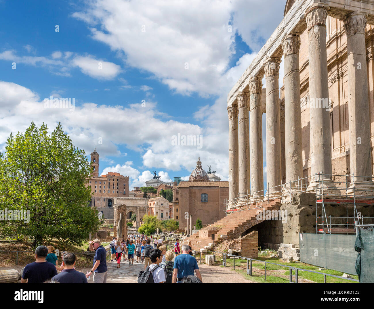 Rome, Forum. La Via Sacra avec le Temple d'Antonin et Faustine sur la droite, le Forum Romain (Forum romain), l'ancienne Rome, Rome, Italie Banque D'Images