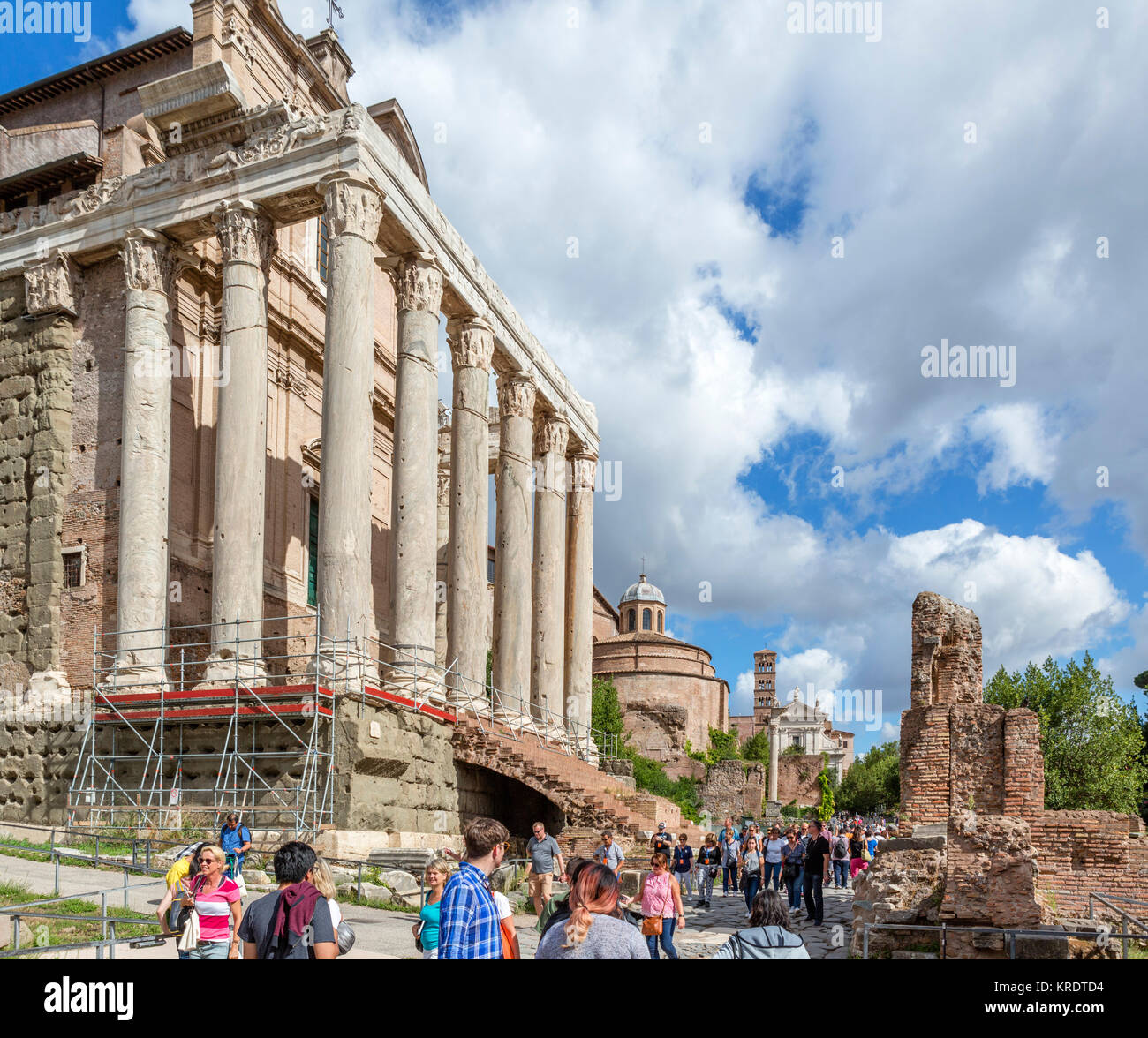 Rome, Forum. La Via Sacra avec le Temple d'Antonin et Faustine sur la gauche, le Forum Romain (Foro Romano), Rome, Italie Banque D'Images