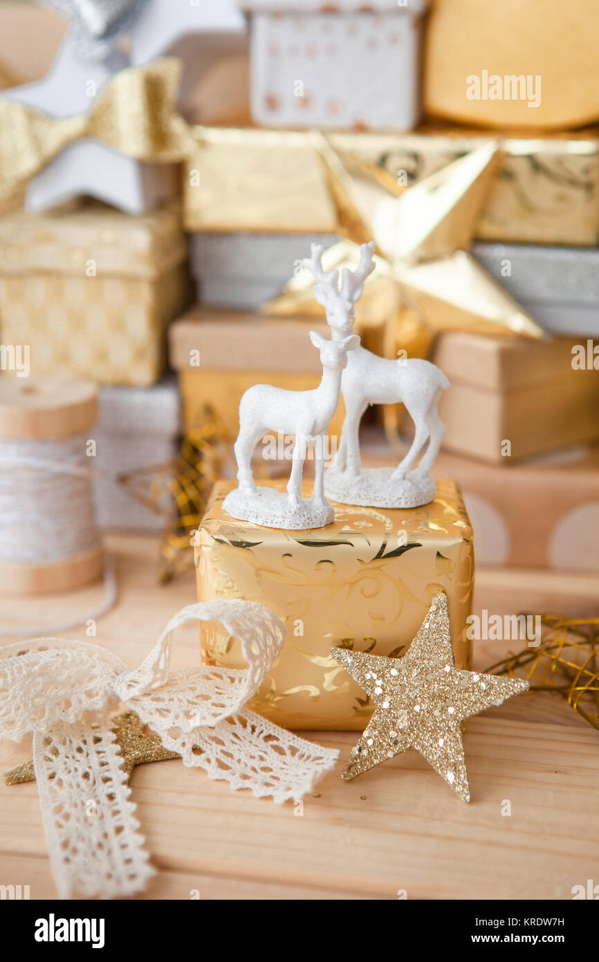 Kleine Geschenke zu Weihnachten auf Holz rustikalem Banque D'Images