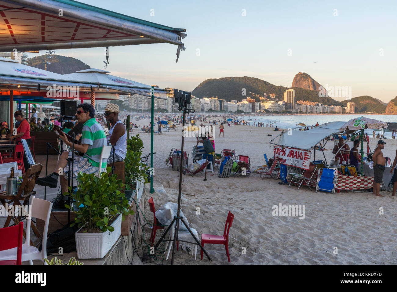 Rio de Janeiro, Brésil - 17 déc 2017 : groupe jouant de la bossa nova et de samba à un kiosque sur la plage de Copacabana, Rio de Janeiro, Brésil Banque D'Images