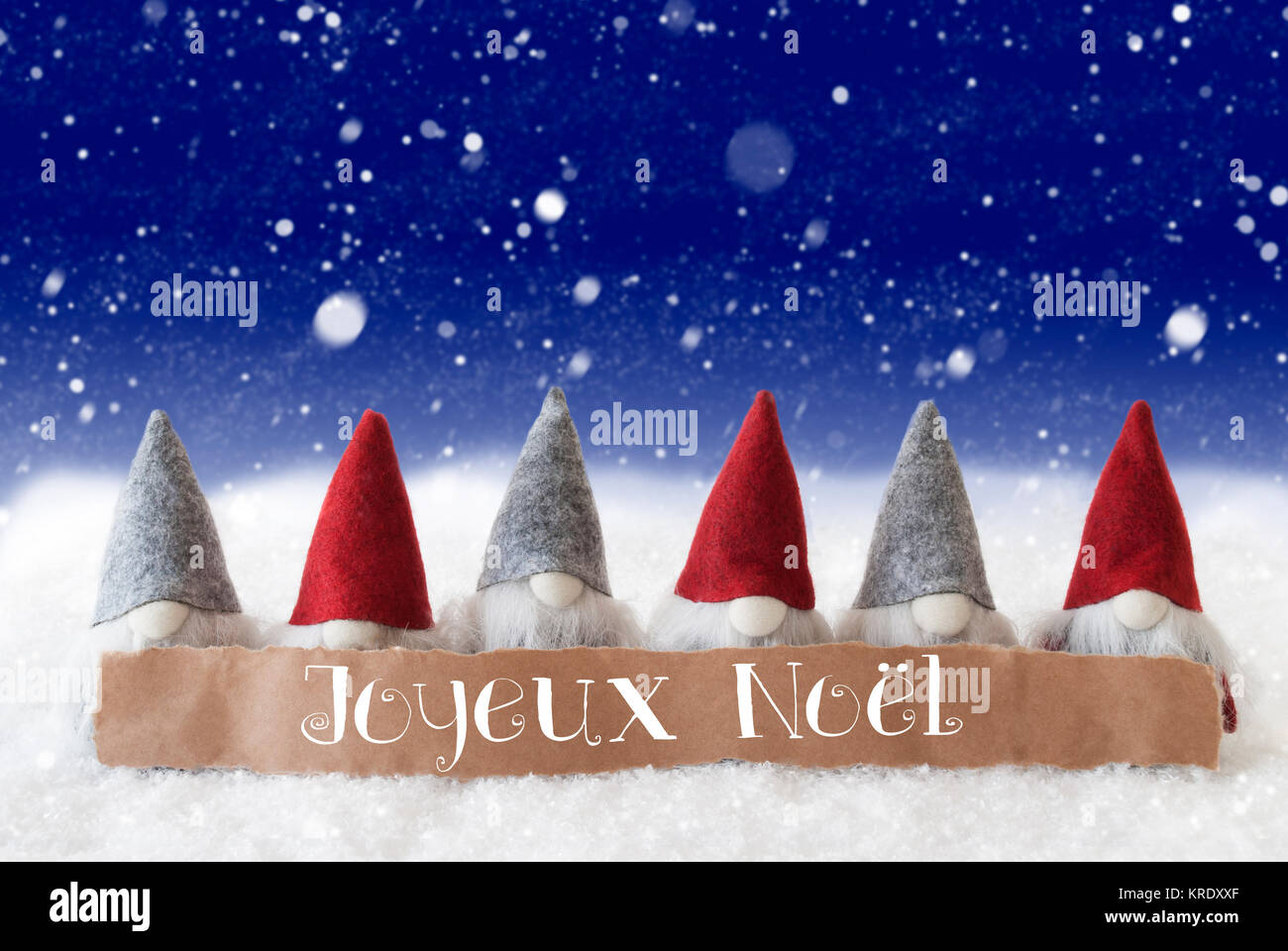 Étiquette avec texte français Joyeux Noel signifie joyeux Noël. Carte de  Vœux de Noël avec les gnomes. Fond bleu avec des flocons Photo Stock - Alamy