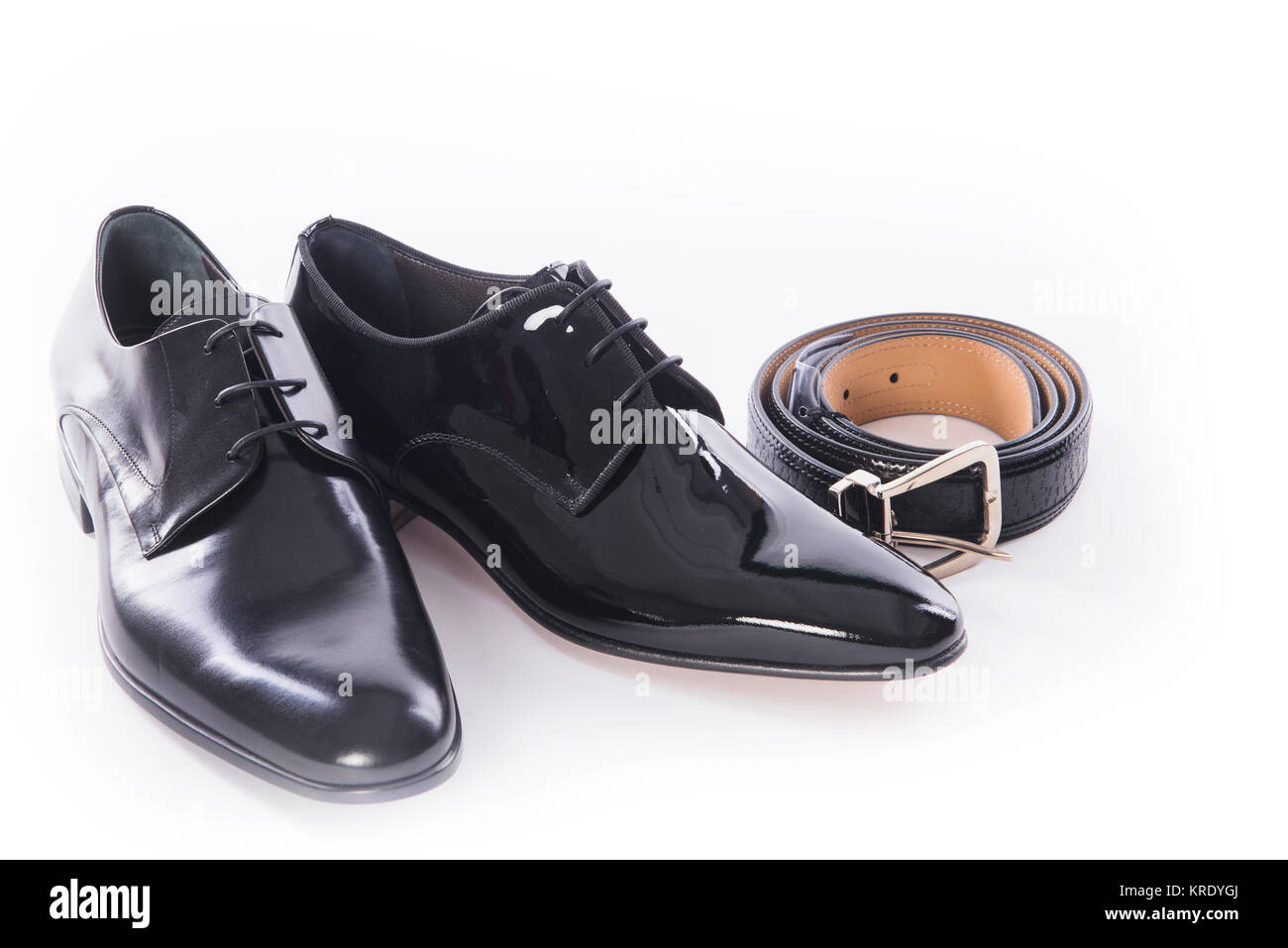 Chaussures hommes collection - chaussures et ceinture sur fond blanc Banque D'Images