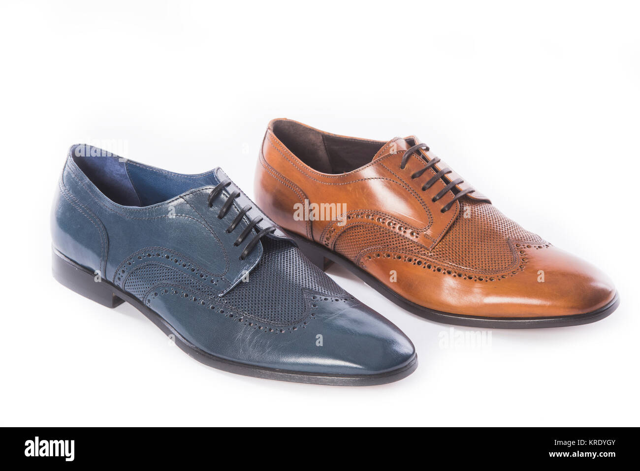 Collection Chaussures hommes - chaussures de couleurs différentes sur un fond blanc Banque D'Images