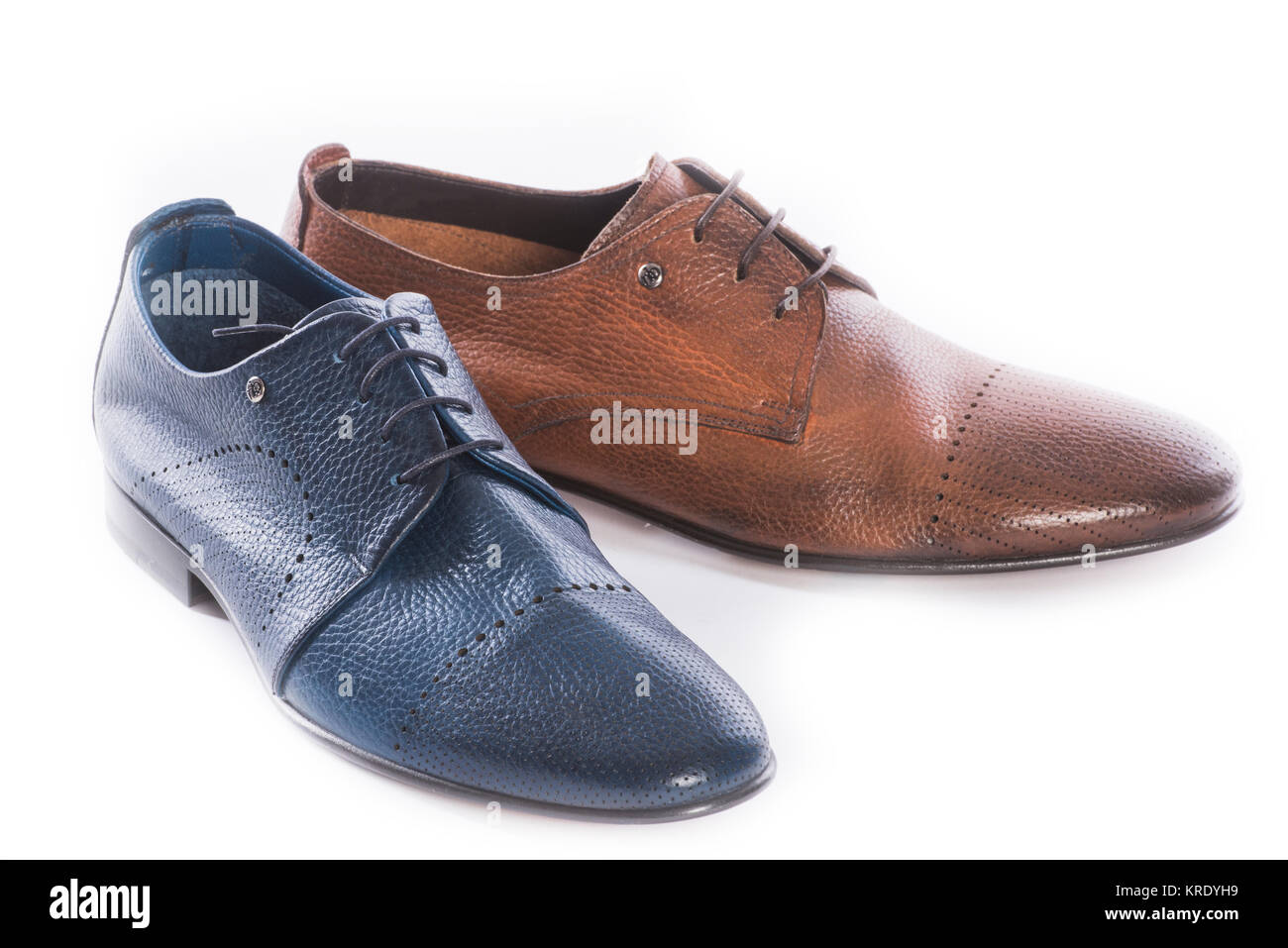 Collection Chaussures hommes - chaussures de couleurs différentes sur un fond blanc Banque D'Images