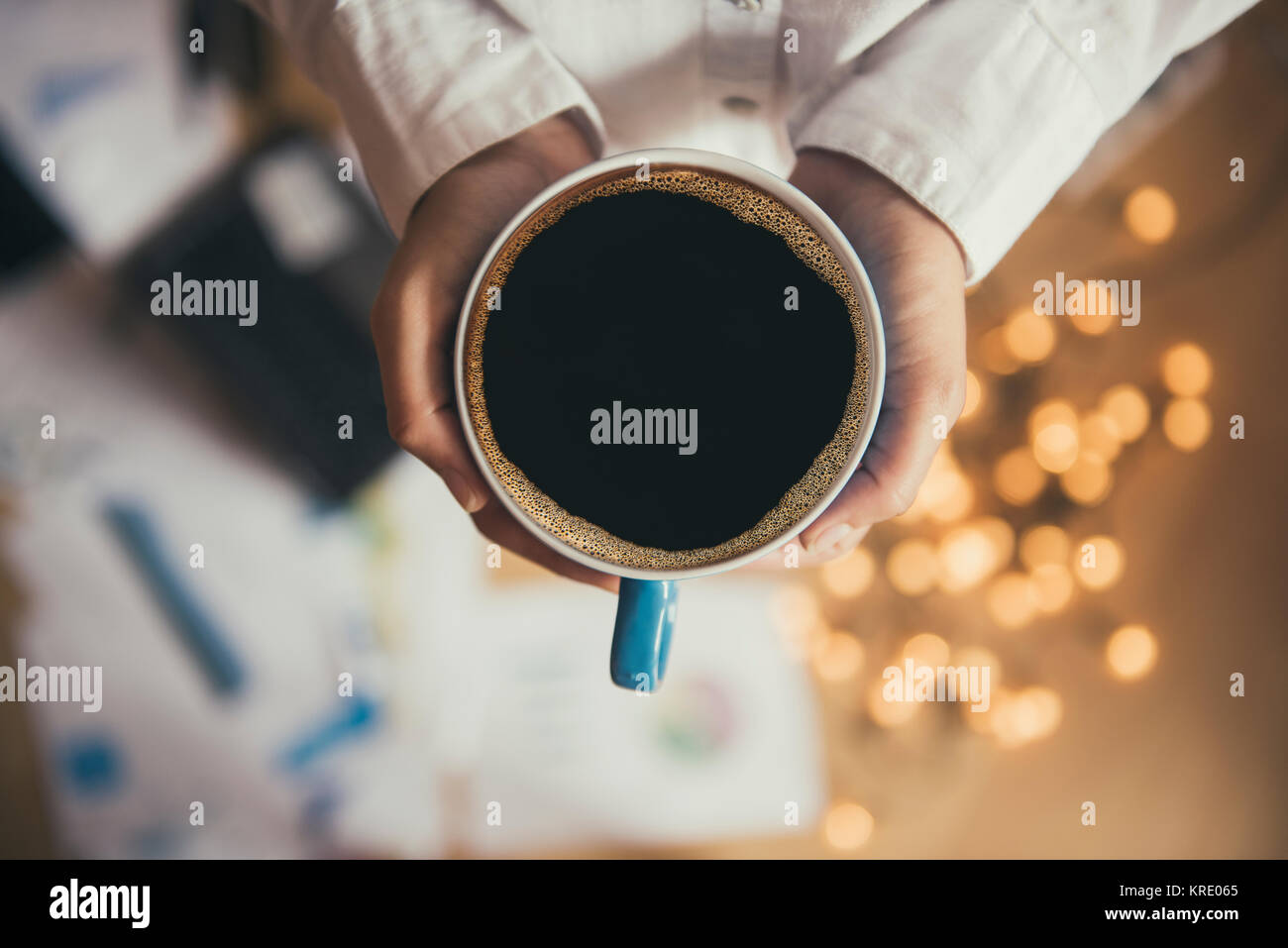 Fille avec une tasse de café et une atmosphère confortable Banque D'Images