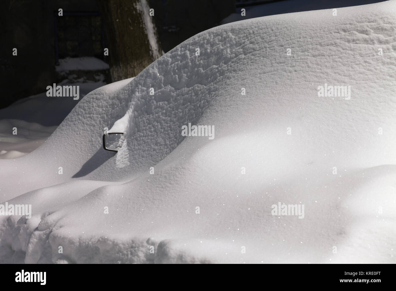 Snowdrift sur voiture après les chutes de neige dans la ville de nuit Banque D'Images
