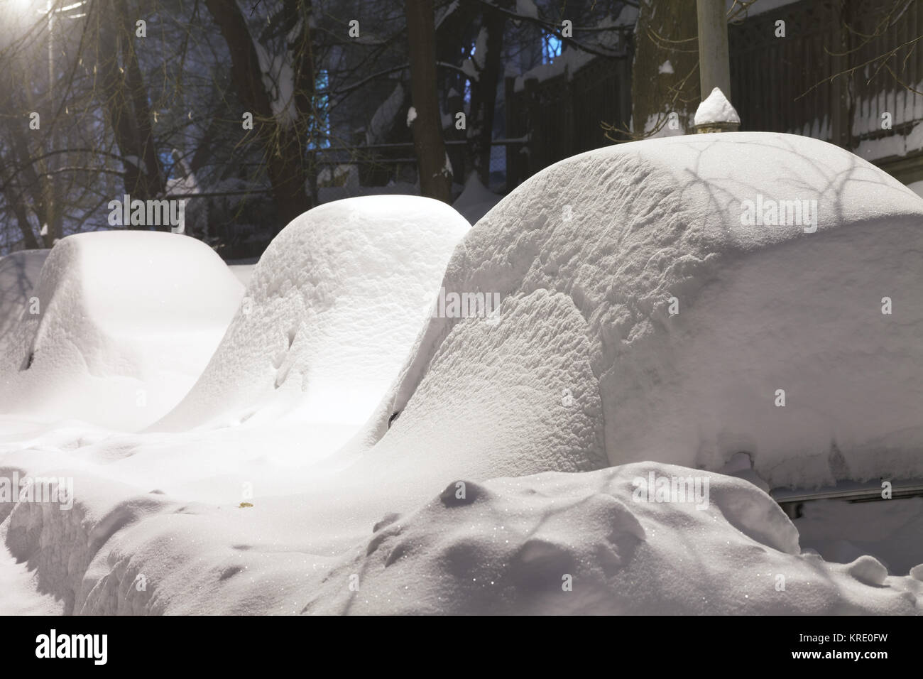 Voitures couvertes de neige après neige dans night city Banque D'Images