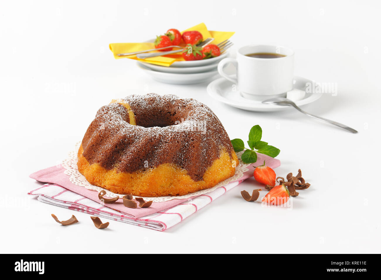 Café et gâteau bundt de marbre Banque D'Images