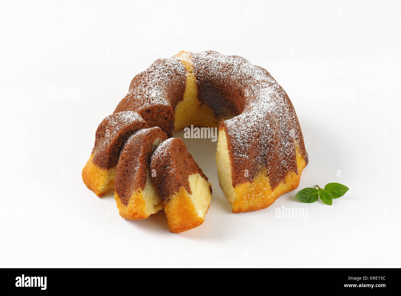 Gâteau bundt partiellement en tranches Banque D'Images