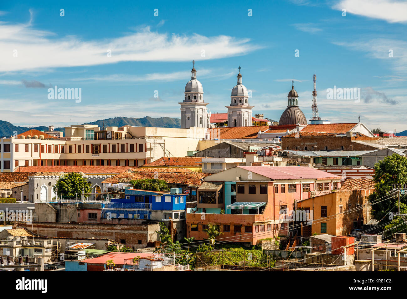 Vue du centre-ville avec de vieilles maisons et basilique Notre Dame de l'Assomption, Santiago de Cuba, Cuba Banque D'Images