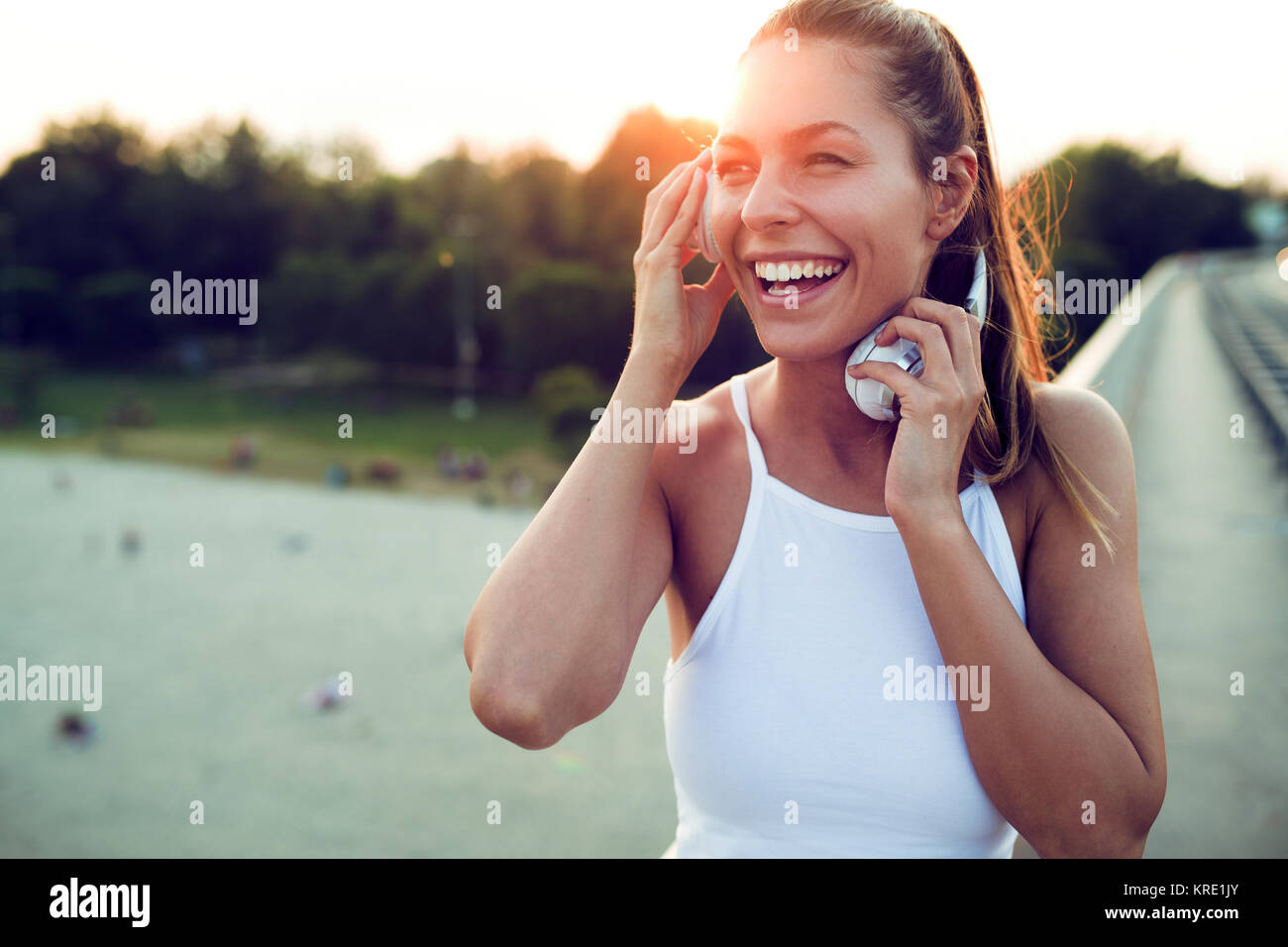 Belle femme running over bridge Banque D'Images