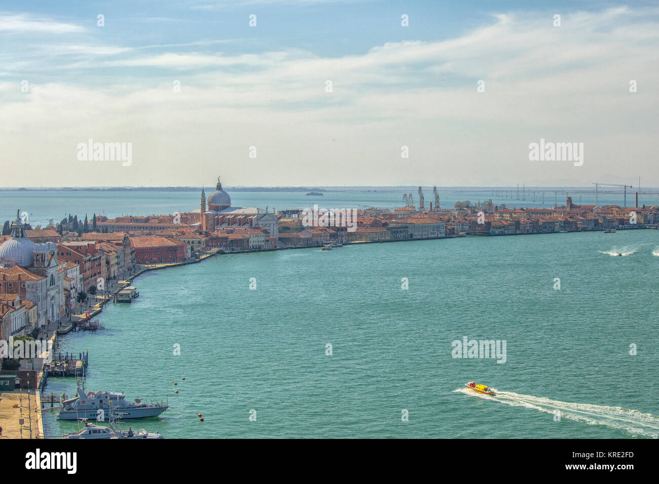 Vue de dessus sur l'eau du canal de l'île de San Giorgio Maggiore, à Venise avec son campanile et l'église Banque D'Images