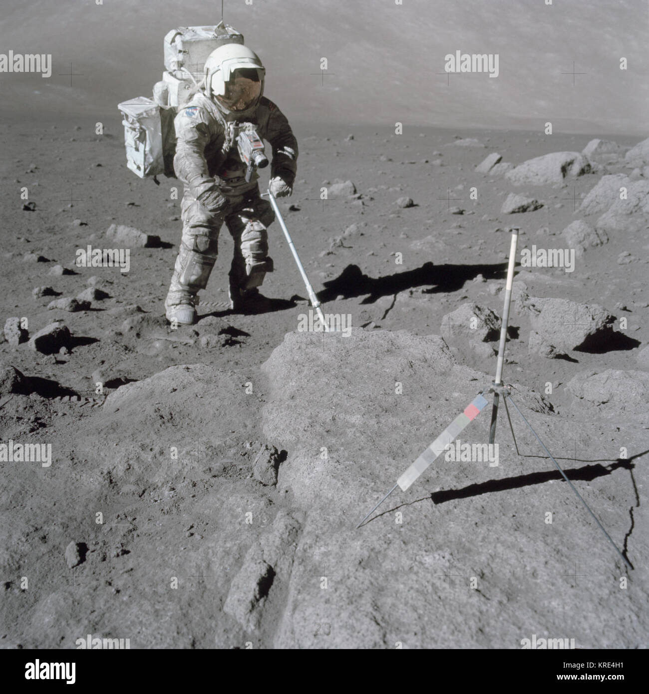 L'astronaute Harrison Schmitt-scientifique, pilote du module lunaire Apollo 17, utilise une prise d'échantillonnage réglable pour récupérer des échantillons lunaires Apollo 17 au cours de la deuxième activité Eextravehicular EVA 2, à la station 5 à la Taurus-Littrow site d'atterrissage. Un gnomon est au sommet du grand rocher au premier plan. Image prise par l'astronaute Eugene A. Cernan. Station 5, Échantillon 5060,5075,5080 prises lors de l'EVA 2 mission Apollo 17. Magasin de film original a été étiquetées d un type de film a été SI-368 Extérieur couleur CEX, Mme Ektachrome, inversion des couleurs, 60mm avec une altitude de 28 degrés. Identificateur de la NASA : comme17-145 F-22157 Banque D'Images