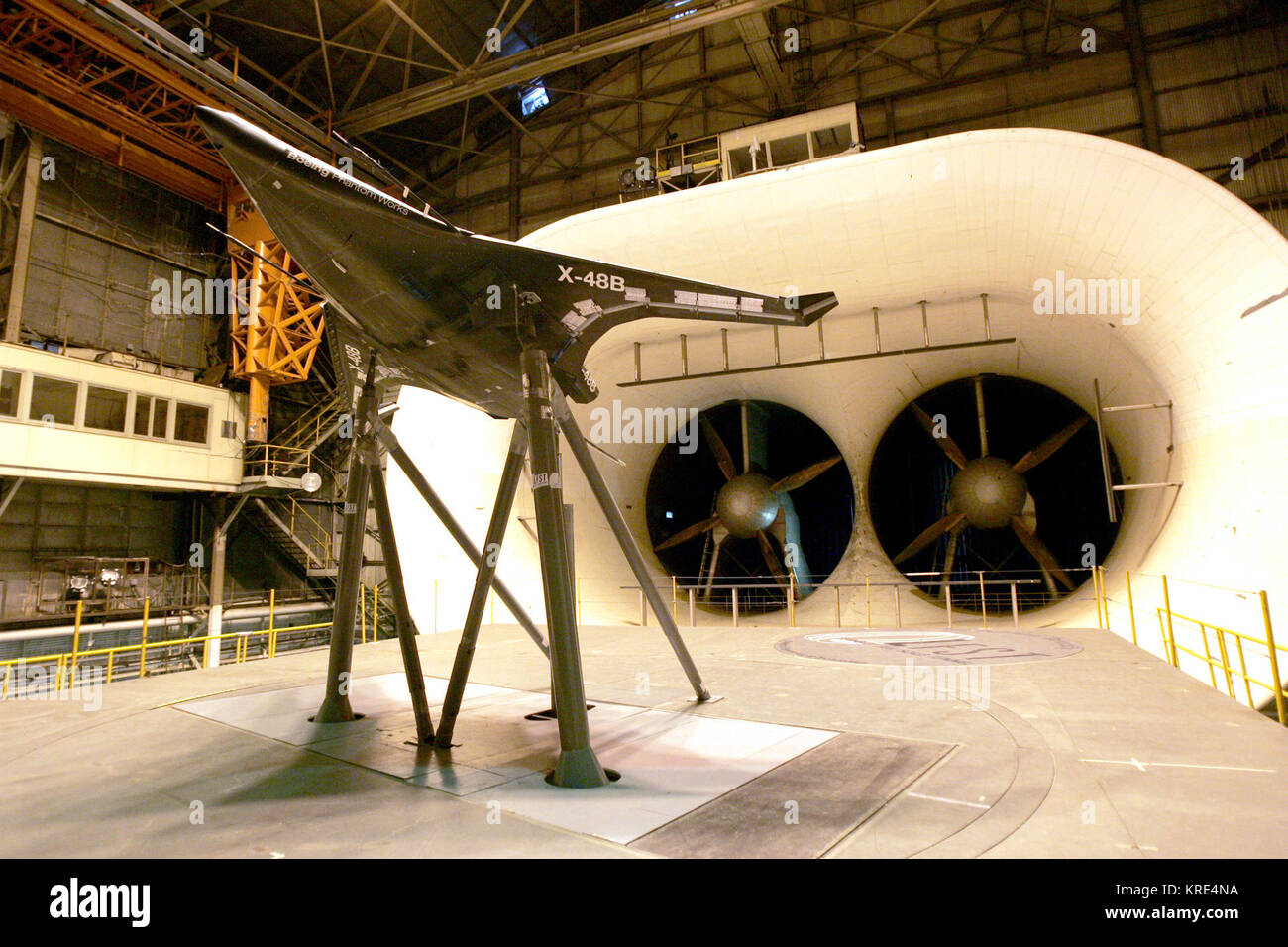 Les chercheurs font des tests d'une envergure de 21 pieds de l'prototype X-48B, un mélange d'avions de l'escadre, à la soufflerie à l'échelle du centre de recherche de la NASA à Langley Air Force Base, en Virginie l'Air Force Research Laboratory en partenariat avec Boeing Phantom Works et la National Aeronautics and Space Administration d'étudier l'aérodynamique, structurels et opérationnels de l'aéronef avancée concept. (Photo NASA/Jeff Caplan) X 48B Modèle en soufflerie Banque D'Images