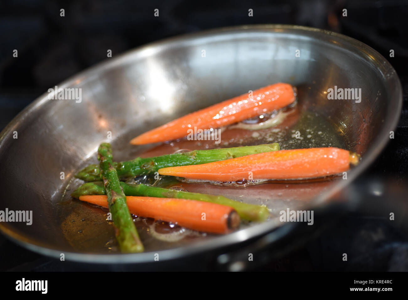 Les carottes et les asperges dans une poêle Banque D'Images