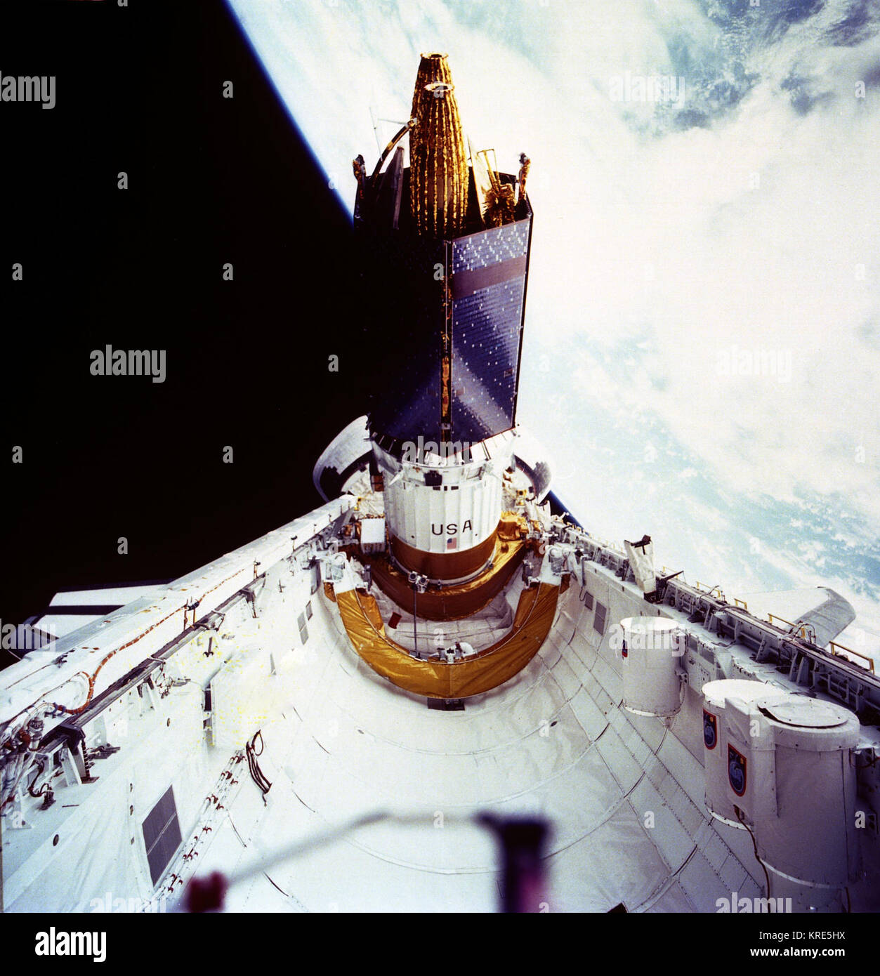 STS-43 À BORD DE LA PHOTO. Le SUIVI ET LA DATE (SATELLITE RELAIS TDRS-E) LAISSE LA SOUTE DE L'orbiteur. TDRS SERONT PLACÉS DANS UN ORBITG GÉOSYNCHRONE ET APRÈS L'essai en orbite qui exige plusieurs semaines, SERONT DÉSIGNÉS TDRS-5. TDRS-E de déploiement STS-43 Banque D'Images