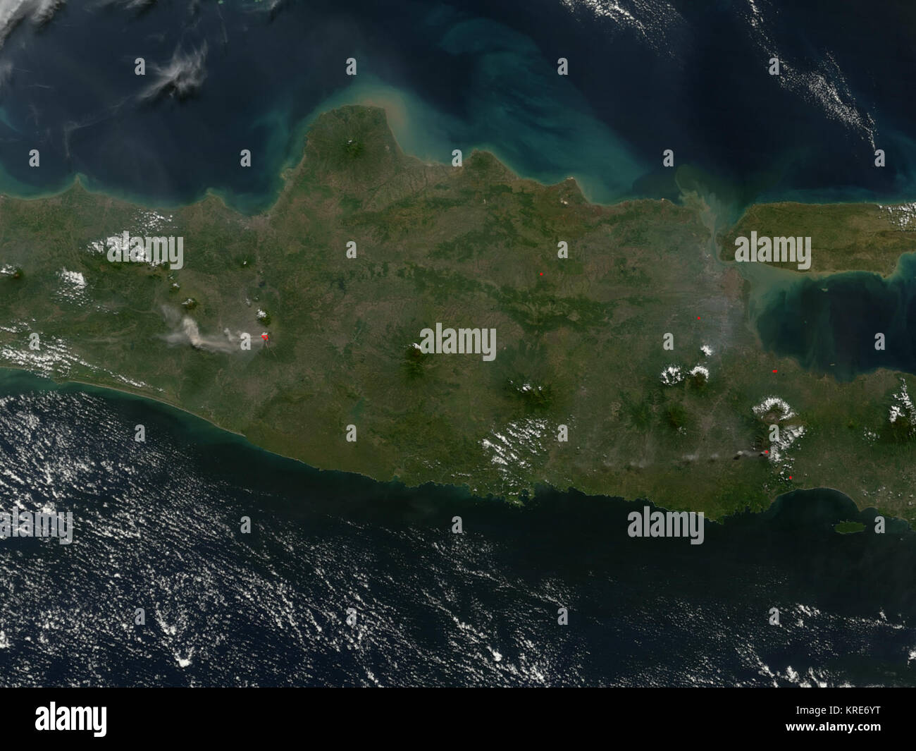 Après des semaines d'activité, Merapi semblait se calmer lorsqu'une nouvelle éruption d'évacuations forcées des villages proches, selon les bulletins de nouvelles. Le 14 juin 2006, le volcan vomi un nuage de cendres volcaniques, couvrant un village à plusieurs kilomètres de là. Le 16 juin, a annoncé deux nouvelles victimes du Mont Merapi. Deux hommes qui ont participé à l'évacuation d'un village voisin ont cherché refuge dans l'un des bunkers d'urgence sur les pentes du volcan. Les bunkers ont été conçus pour fournir un abri temporaire à partir de nuages de gaz volcaniques chaudes, mais ne sont pas conçus pour supporter les il Banque D'Images