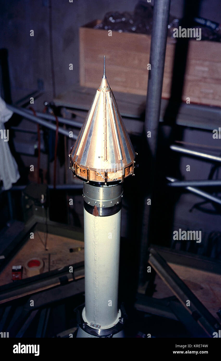 L'INSTALLATION DE PIONEER IV, LA CHARGE UTILE POUR AM-14 (JUNOII) SUR LA 4E ÉTAPE SUR GRAPPE AVANT TEST SPIN. 16 février, 1959. REF : LMF59C-26.1 (MIX) Pioneer 4 en haut Banque D'Images
