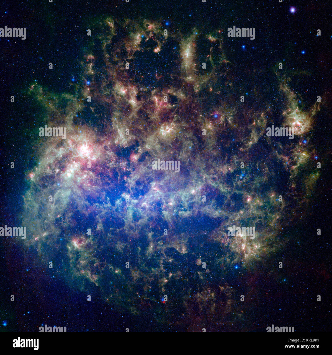Cette image dynamique du télescope spatial Spitzer de la NASA présente le Grand Nuage de Magellan, une galaxie satellite de notre Voie Lactée. L'image infrarouge, une mosaïque de 300 000 chacune des tuiles, les astronomes offre une chance unique d'étudier le cycle de vie des étoiles et des poussières dans une seule galaxie. Près d'un million d'objets sont pour la première fois révélé dans cette vue Spitzer, qui représente environ un millier de fois de la sensibilité par rapport aux précédentes missions spatiales. La plupart des nouveaux objets sont poussiéreux stars d'âges divers peuplant le Grand Nuage de Magellan ; le reste est pensé pour être zone Banque D'Images