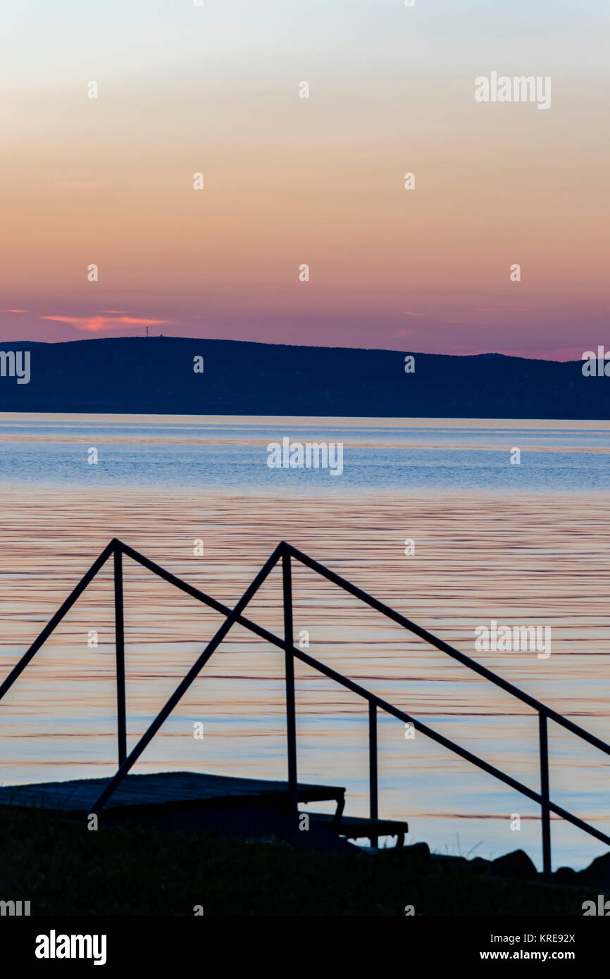 Superbe Coucher De Soleil Sur Lac Calme Silhouette D