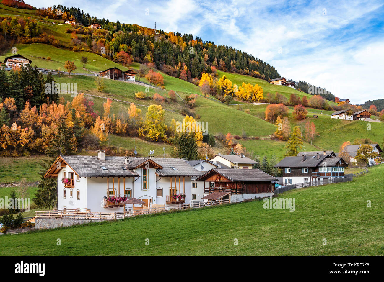 Les foyers ruraux et des pâturages avec la couleur des feuilles d'automne près de Funes, Italie, Europe. Banque D'Images