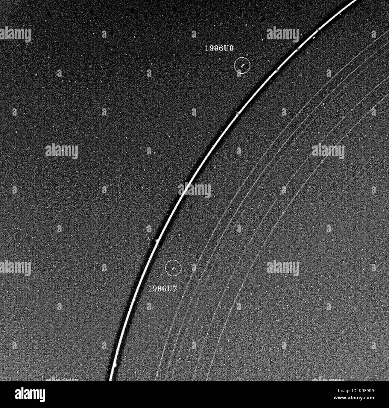 Les anneaux d'Uranus et deux lunes Banque D'Images