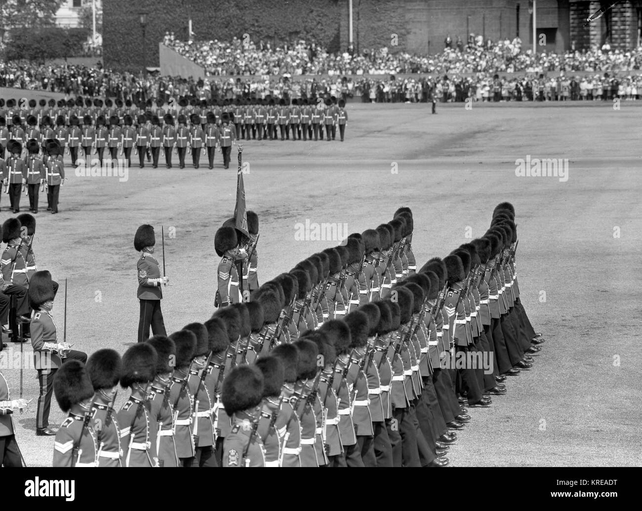 La couleur de la 2e Bataillon les Grenadier Guards transmettre les rangs durant la parade du cérémonie Couleur sur Horse Guards Parade à Londres. Banque D'Images