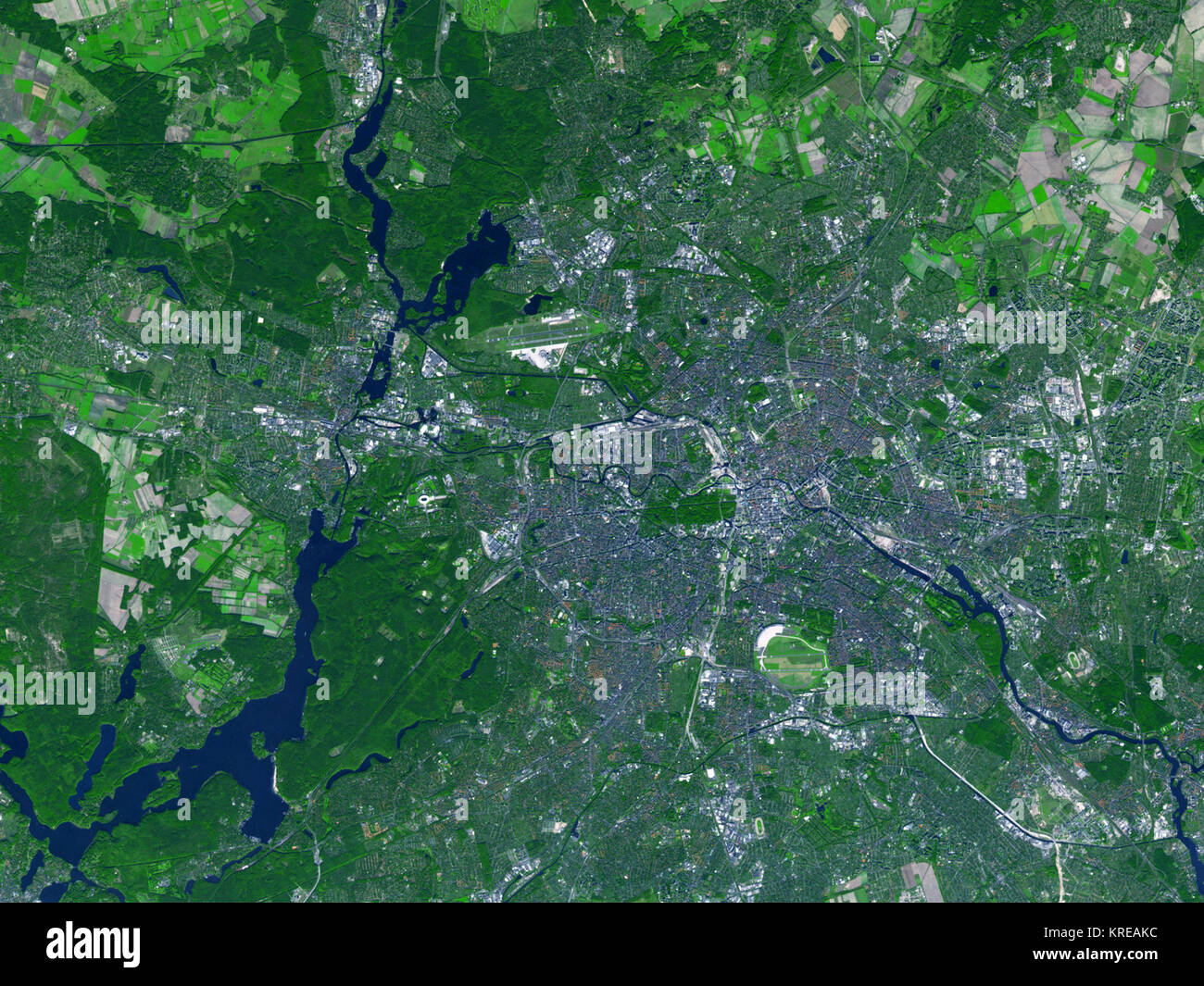 La plus grande ville d'Allemagne et capitale, Berlin est apparu dans des documents historiques depuis le 14ème siècle, et a été une capitale de la royaume, empire, ou de la nation depuis le début du 18e siècle. Comme beaucoup de capitales, Berlin a connu sa part de conflits. Peu après la Deuxième Guerre mondiale, à l'explosif a dévasté la ville, deux superpuissances de la guerre froide l'a divisée entre est et ouest de Berlin. Entre août 1961 et novembre 1989, un mur d'exécution si la ville a renforcé les divisions politiques. Après une réduction des tensions entre l'Est et l'Ouest a permis de franchir le mur berlinois, il s'est déchiré Banque D'Images