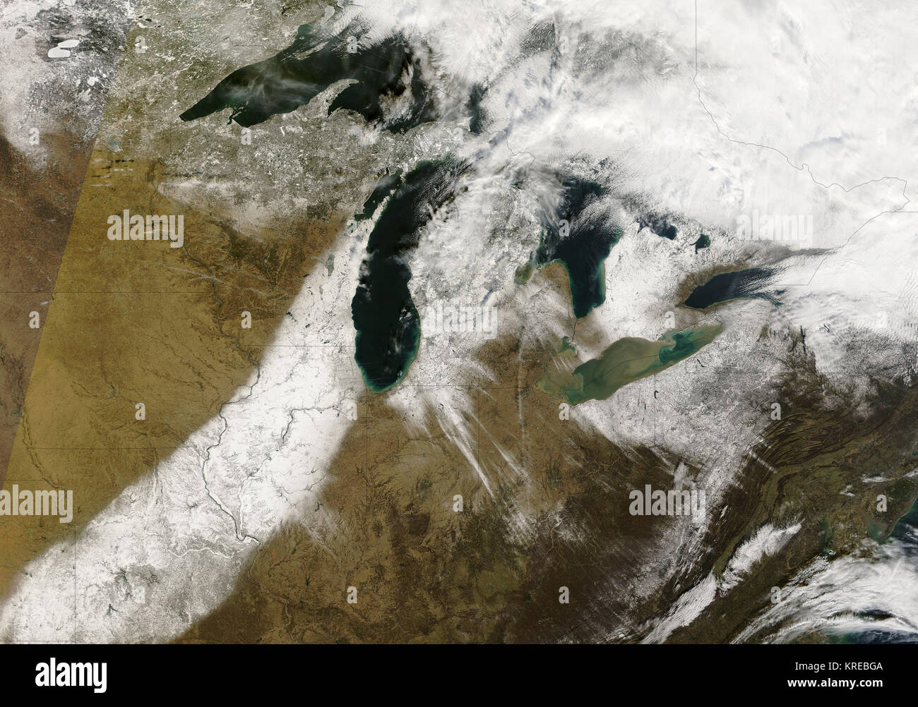 Comme la lumière émise par le soleil, de banderoles et de neige streak au sud-est de la région des Grands Lacs dans cette photo-comme image, recueillis par le spectromètre imageur à résolution moyenne (MODIS) modis.gsfc.nasa.gov terra.nasa.gov/ de la NASA Terra satellite le 9 décembre 2006. Vu la neige ici proviennent de deux différentes tempêtes. La vaste zone de blanc s'étendant à partir du bord gauche de l'image pour le lac Michigan a été déposé le 1 décembre par un earthobservatory.nasa.gov/Newsroom/NewImages/images.php3 ?img id =17480 puissante tempête hivernale qui a laissé des milliers sans électricité pendant plusieurs jours. <p >La neige sur Banque D'Images