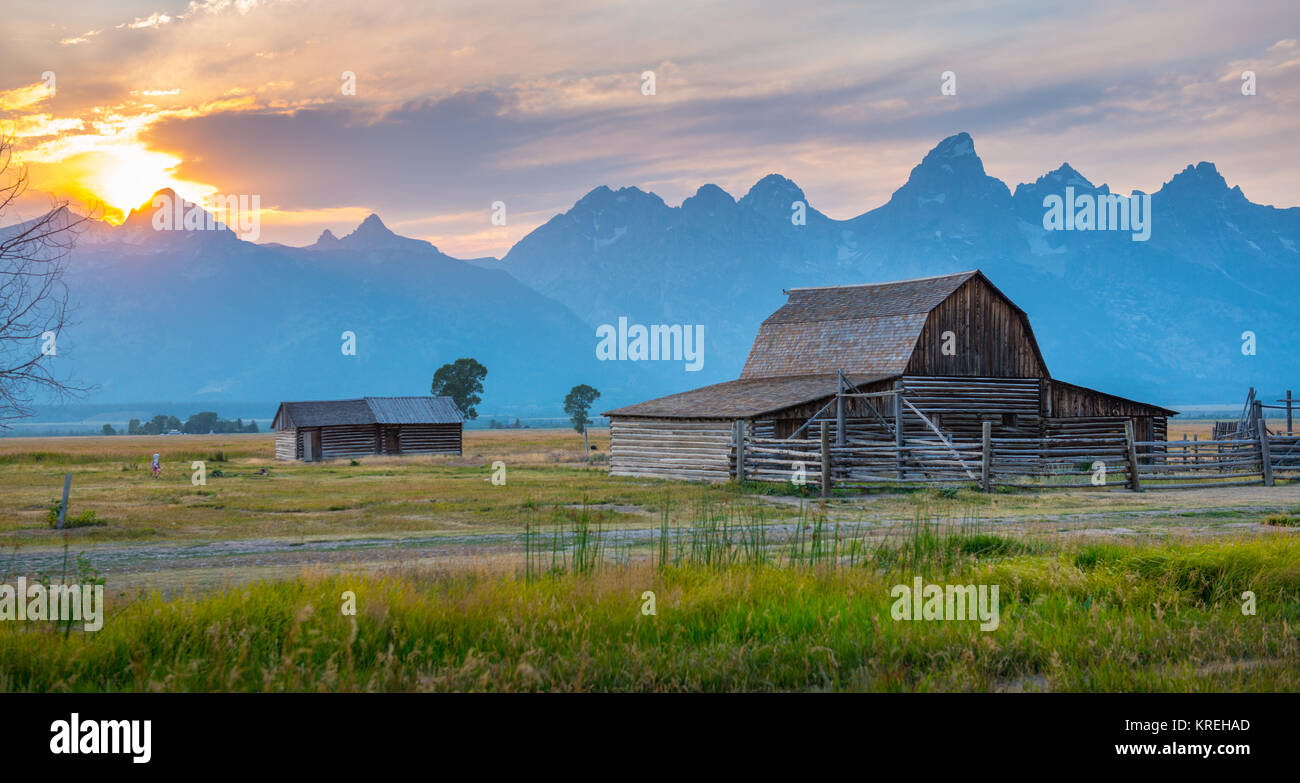 Coucher de soleil plane sur Teton Mountain Range et historique John Moulton Barn sur Mormon Row, Grand Tetons National Park, Wyoming, comté de Teton Banque D'Images