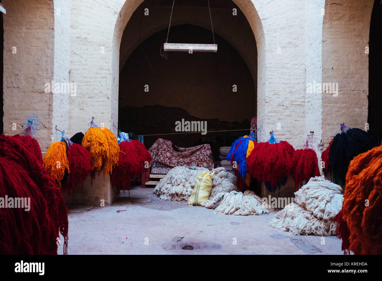 Séchage de la laine teint dans l'industrie du tapis A à Marrakech, Marocco  Photo Stock - Alamy