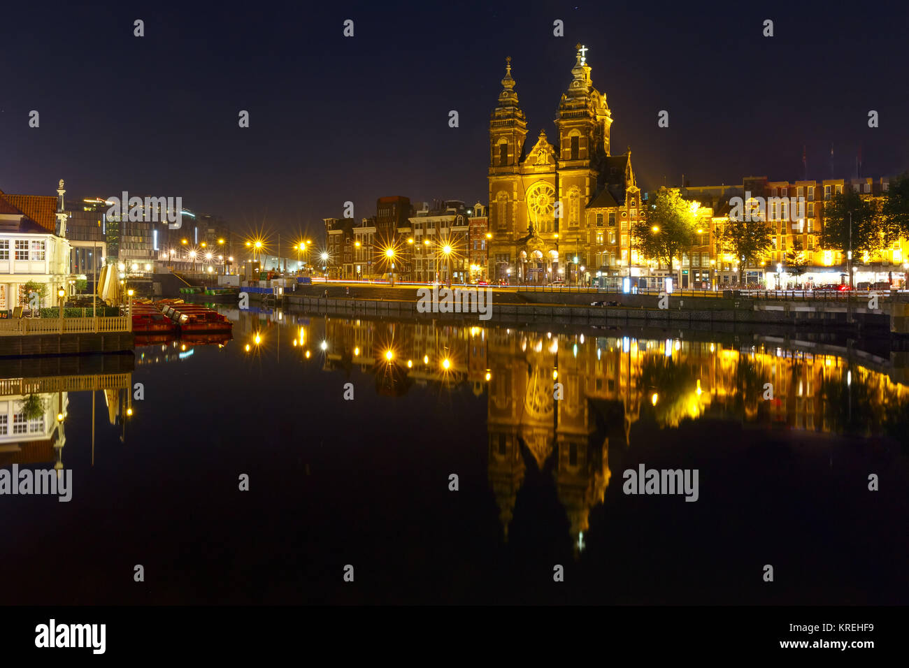 Nuit Amsterdam canal et basilique Saint Nicholas Banque D'Images
