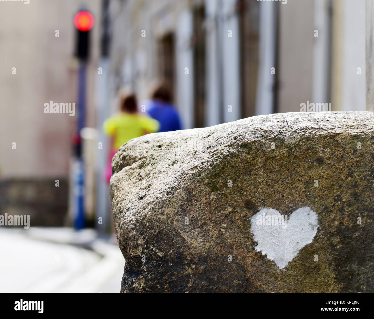 Rock avec un coeur peint sur elle à Quimperlé, Bretagne, France Banque D'Images