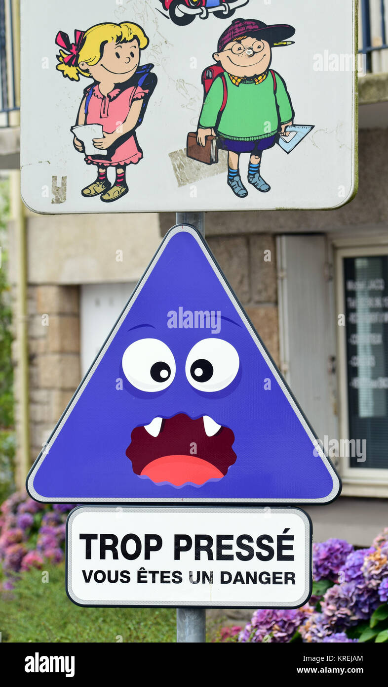 Poteau de signalisation à Quimperle, Bretagne, France les enfants d'avertissement de danger Banque D'Images