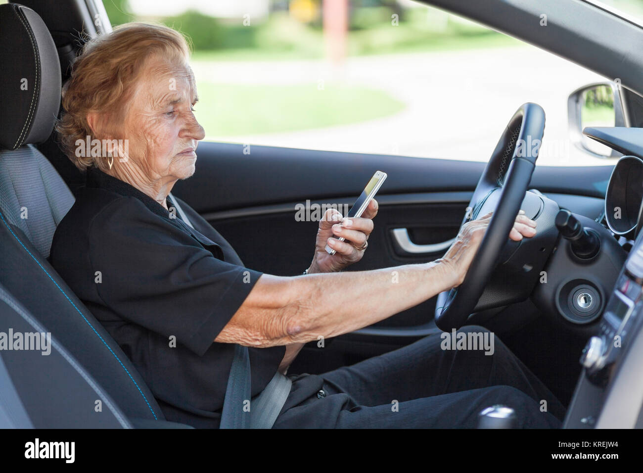 drive-car-grandma-banque-de-photographies-et-d-images-haute