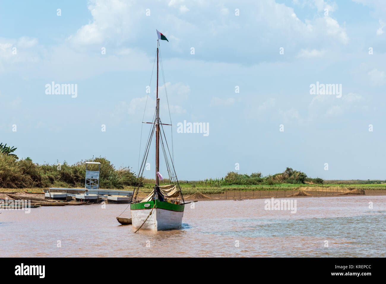 Un voilier en bois ancrée dans la rivière Mania. Madagascar, l'Afrique. Banque D'Images