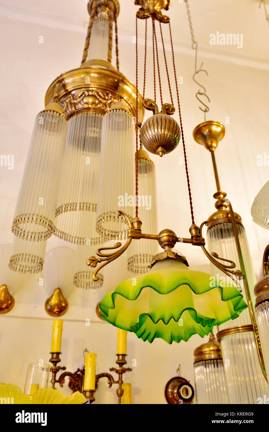 L'éclairage antique en verre de Murano dans shop, le centre d'Athènes, Grèce Banque D'Images
