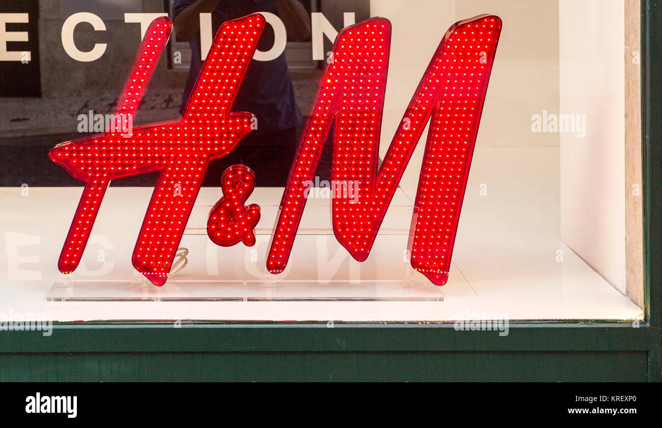 H & M International store dans le centre historique de Lisbonne, Portugal Banque D'Images