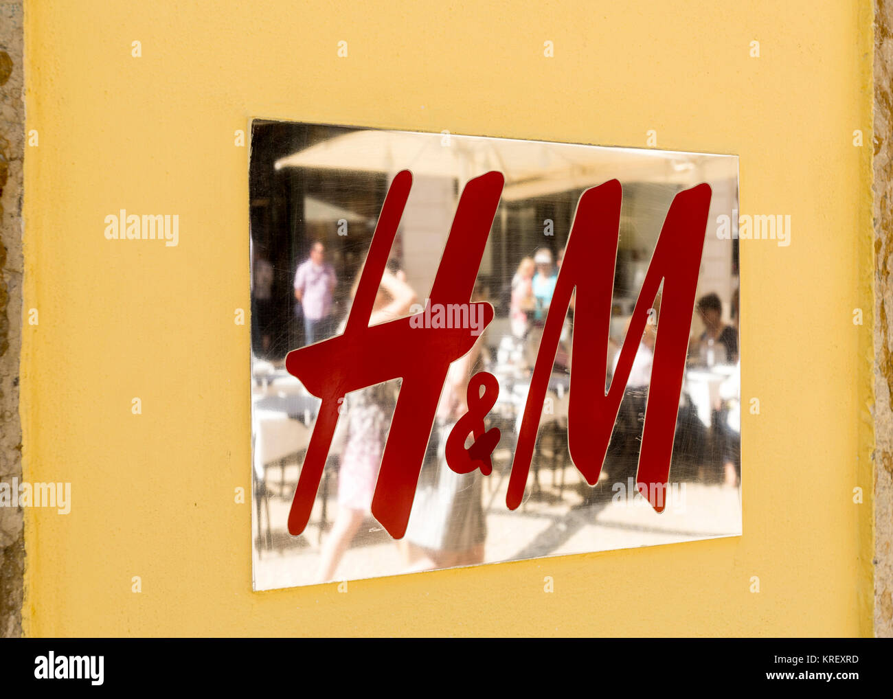 H & M International store dans le centre historique de Lisbonne, Portugal Banque D'Images