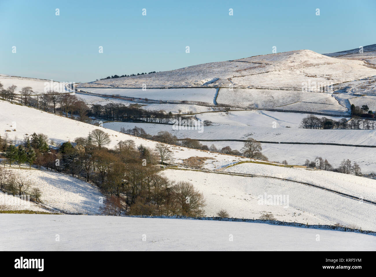 Et lumineux matin neigeux dans les collines de la haute crête à peu de foin, Derbyshire, Angleterre. Banque D'Images