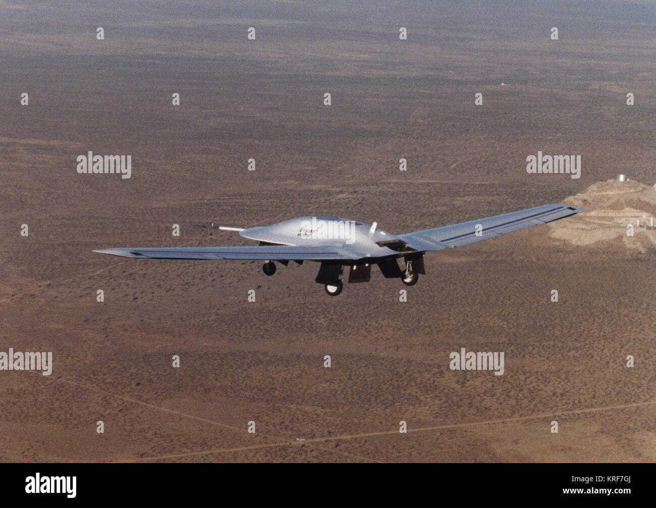 980629-O-0000T-002 Le deuxième niveau III, moins d'endurance à haute altitude DarkStar véhicule aérien survole la NASA Dryden Flight Research Center, Edwards Air Force Base, en Californie le 29 juin 1998. Le véhicule a décollé de l'Air Force Flight Test Center à Edwards à 6:14 h (PDT). Pendant les 44 minutes de vol, le véhicule atteint une altitude d'environ 5 000 pieds et pré-programmée des manœuvres de vol de base. Le système a été exécuté avec succès un vol entièrement autonome du décollage à l'atterrissage en utilisant le système de positionnement global différentiel. Photo de la NASA de Carla Thomas. Banque D'Images