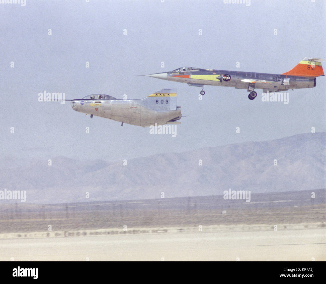 M2-F2 F-104 avec atterrissage avion Chase - GPN-2000-000150 Banque D'Images