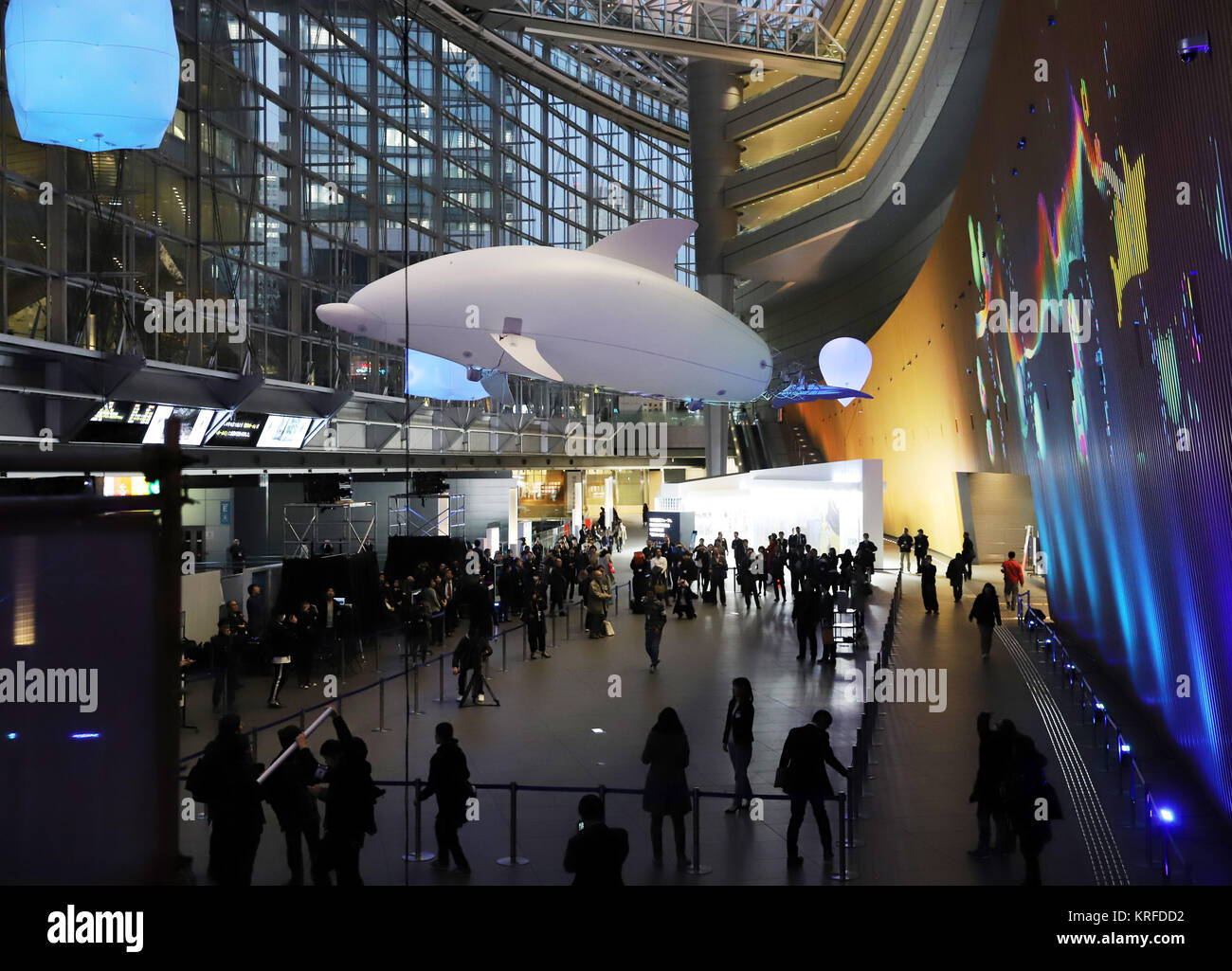 Tokyo, Japon. Déc 19, 2017. Un six mètres de long ballon dauphin nage dans l'air à l'atrium de la Tokyo International Forum Exhibition Centre à Tokyo le mardi 19 décembre 2017. Le contrôle à distance de nage dauphins quatre fois en une journée à travers le 26 février pour célébrer le 20e anniversaire du centre d'exposition. Credit : Yoshio Tsunoda/AFLO/Alamy Live News Banque D'Images