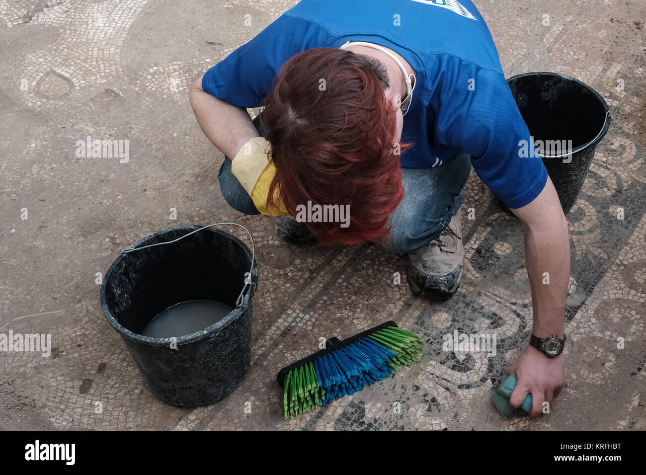 Bet Shemesh, Israël. 20 Décembre, 2017. Les archéologues et les travailleurs de l'Autorité des antiquités d'Israël continuent de découvrir plus de vestiges d'une période Byzantine 1 500 ans monastère et église décorée avec des sols en mosaïque et des éléments en marbre importé découvert dans Bet Shemesh. Découverte des vestiges de murs construits de grande maçonnerie de pierre et d'un pilier de marbre décorées de base avec des croisements. Credit : Alon Nir/Alamy Live News Banque D'Images