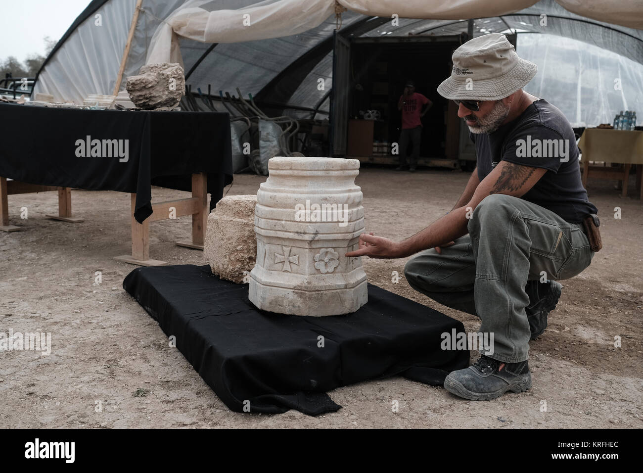 Bet Shemesh, Israël. 20 Décembre, 2017. NAFTALI archéologue AIZIK pointe vers un pilier en marbre décoré de base avec des croisements découvert sur le site des vestiges d'une période Byzantine 1 500 ans de l'abbaye et l'église. Décoré avec des sols en mosaïque et des éléments en marbre importé le composé a été découvert près de Bet Shemesh par l'Autorité des antiquités d'Israël. Les archéologues continuent de découvrir plus de vestiges de murs construit de maçonnerie de pierre de grande taille et d'un pilier de marbre décorées de base avec des croisements. Credit : Alon Nir/Alamy Live News Banque D'Images