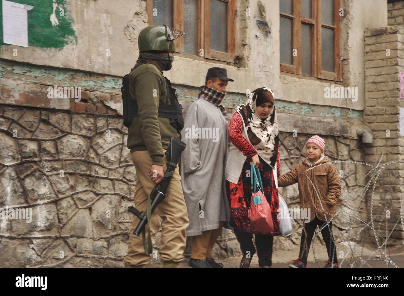 La vie normale des Cachemiriens au milieu des restrictions dans le centre-ville de Srinagar le Mer-20-DEC-2017. Credit : Arbaz Mughal/Alamy Live News Banque D'Images