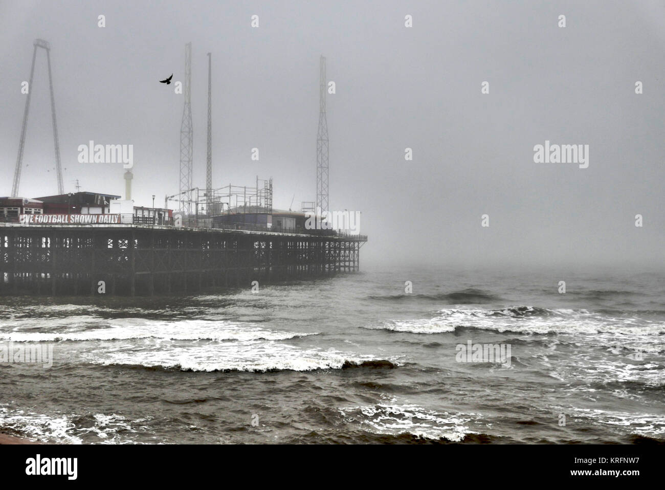 South Pier Blackpool dans le brouillard en hiver Banque D'Images