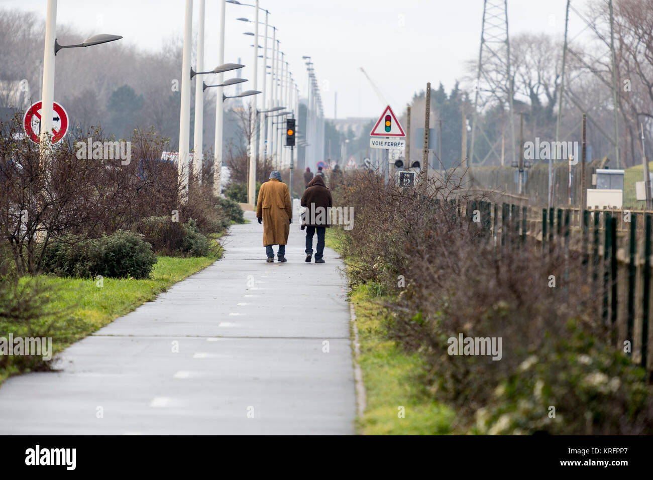 Calais, France, 20 Décembre 2017 : deux immigrants africains sont dans les rues de Calais dans le froid. Credit : Dominika Zarzycka/Alamy Live News Banque D'Images