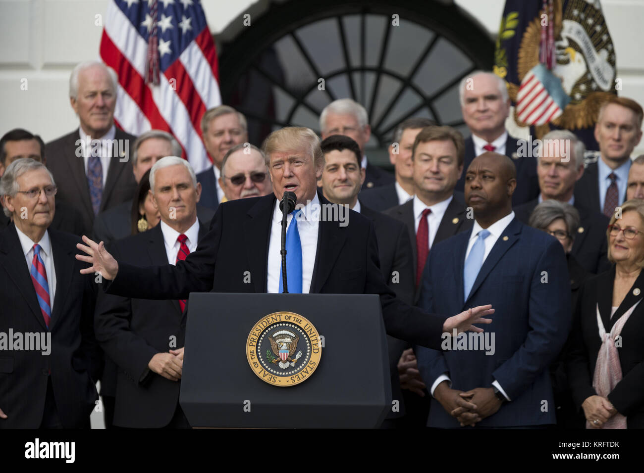 Washington, District de Columbia, Etats-Unis. Déc 20, 2017. Le Président des Etats-Unis, Donald J. Trump parle sur la pelouse Sud de la Maison blanche entourée de United States Vice-président Mike Pence et les membres du Congrès républicain après le Congrès des États-Unis a adopté la loi de réforme de l'impôt républicain parrainé, le 'Réductions d'impôt et de la Loi sur l'emploi, à Washington, DC, le 20 décembre 2017. Crédit : Alex Edelman/CNP Crédit : Alex Edelman/CNP/ZUMA/Alamy Fil Live News Banque D'Images
