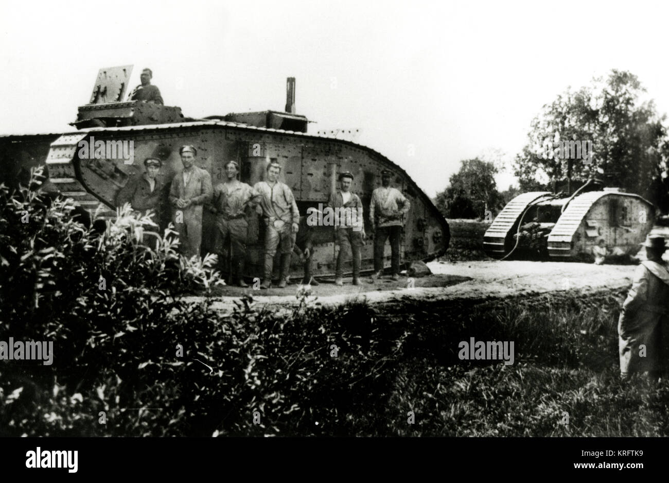 Soldats russes avec chars capturés Banque D'Images